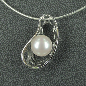 STERLING SILVER AND PEARL PENDANT 
