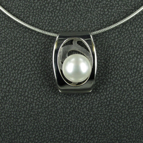 STERLING SILVER AND PEARL PENDANT