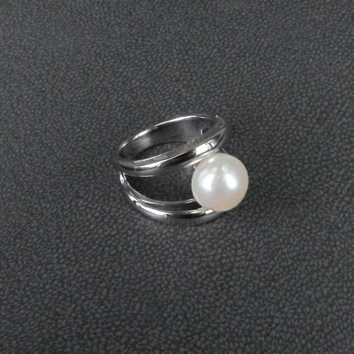 PEARL AND SILVER RING